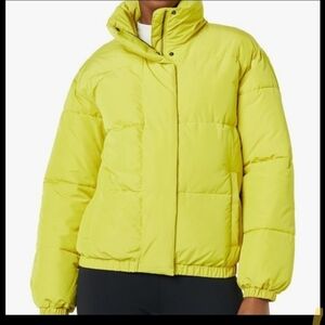 Amazon Essentials Women's Relaxed-Fit Mock-Neck Short Puffer Jacket, Size 4X